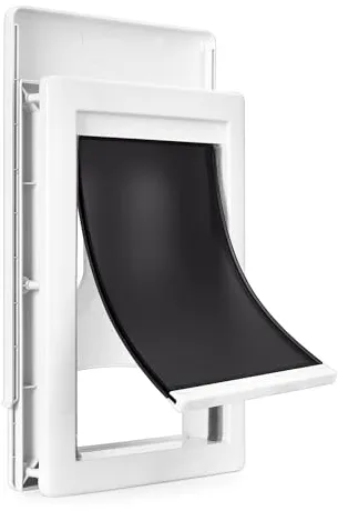 Amazon Basics Puerta Ajustable de Plástico para Perros y Gatos, Mediana, 26,7 x 38,1 x 9,9cm, Blanca y Gris